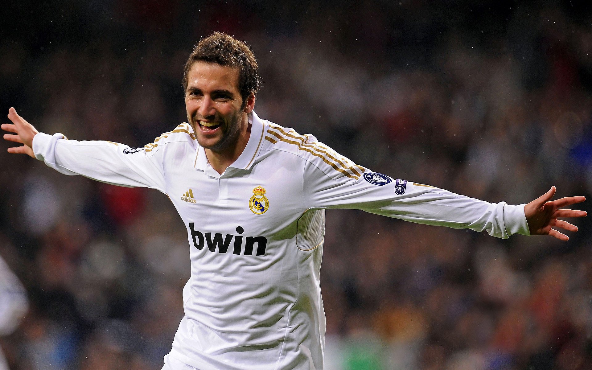 拜仁慕尼黑俱乐部宣布签约西班牙中场球员，拜仁慕尼黑签下中场