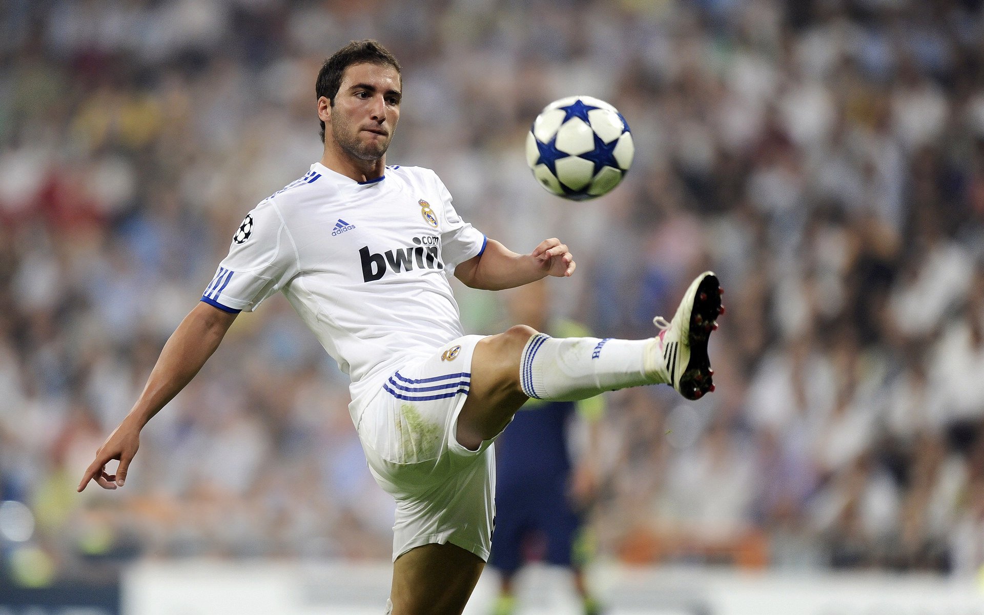 火箭主场稳住节奏拿下胜利,火箭主场场地