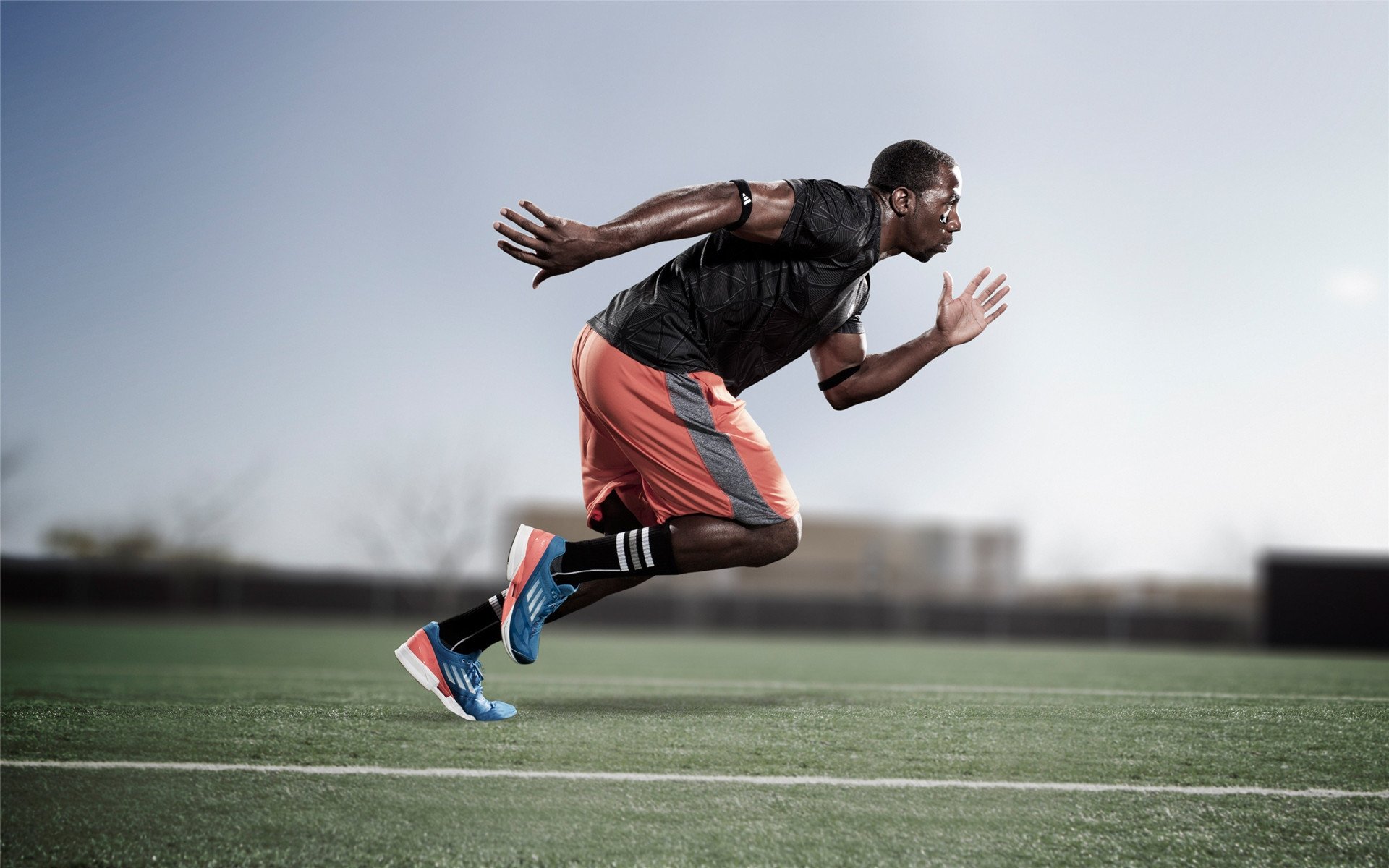 西班牙骑手路易斯·佩德罗·比拉本在美国奥卡拉大奖赛中夺冠,展现出色骑术。